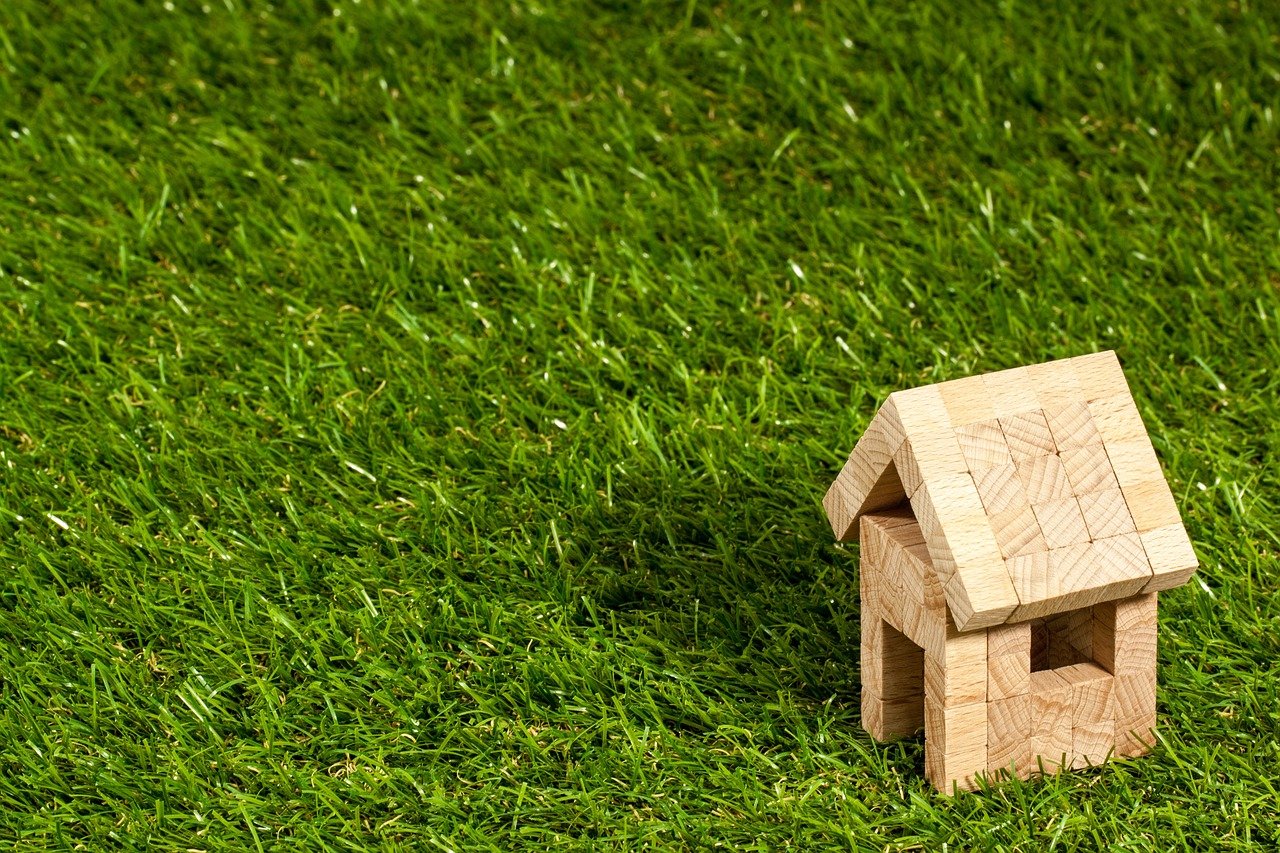 Haus Holz Rasen Immobilie verkaufen oder vermieten